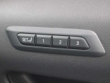 ポジションメモリー付シートです。シートやステアリング、ドアミラーの位置を記録しておくことが出来るのでご家族や複数の方で車を乗られる方には便利な機能です。