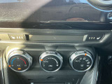 オート式エアコンは操作性が良好です。運転席とにはシートヒーターが装備されており、座面と背もたれをすばやく温め、寒い時期にも快適な運転環境を提供します。