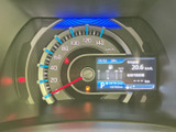 視認性の高いメーター類が、運転に必要な情報を的確に伝えます。運転状況を把握しやすく、安全運転をサポートします。デザインも洗練されています。