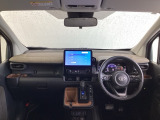 運転席は、大きな座面と包み込むような背もたれがドライバーの身体全体をしっかり支えます。上質なシート素材と座り心地のよいクッションを採用し、長時間の運転やコーナーの多い道も快適です