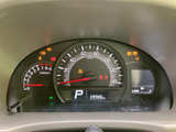 走行距離や速度など、運転に必要な情報を見やすく表示。直感的に操作できるシンプルなデザインで、運転に集中できます。視認性の高いメーターが安心感を生み出します。