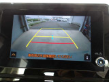 バックモニター付きで慣れない駐車場や車庫入れをサポートします。