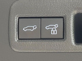 【パワーバックドア】スマートキーや運転席のボタンを押すだけでリアゲートが自動で開閉します!荷物を持っている時や、高い位置にあるバックドアを閉める際に便利な機能です♪