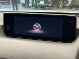 【8.8インチマツダコネクト】車内の雰囲気にマッチした大型のディスプレイ。スマホ接続でのナビ使用やBluetooth再生等、様々な機能が楽しめます。直感的なダイヤル操作が可能で、使い勝手も良好です。