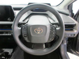 ステアリングから手を離さず、運転に集中したままオーディオ等の操作や安全装置の設定などが行えます。