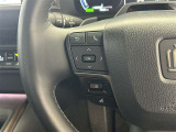 運転中、オーディオの操作をしてて、ハッとしたことはありませんか?ステアリングスイッチは、運転中でもハンドルでオーディオの操作が可能です。安全なドライブをサポートします。