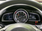 視認性の高いメーターで、運転に必要な情報をしっかり確認できます。落ち着いた色合いで、運転に集中できる空間を演出します。