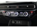運転席と助手席の温度設定の変更が可能な左右独立タイプのデュアルエアコンです♪♪♪暑がりな人・寒がりな人も誰もが車内を快適にお過ごしいただけます♪♪♪