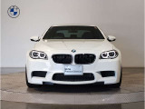 【BMWの伝統-1】BMWの特徴的な&ldquo;キドニーグリル&rdquo;は、80年以上続く伝統の形でございます。変わらないこだわりのデザインが、プレミアムブランド&ldquo;BMW&rdquo;を創り出します。