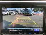【バックカメラ(3モード)】視点を切り替えて後方を確認でき、駐車や車庫入れも安心です。