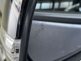 【ブラインドスポットモニター】隣を走る車両をレーダーで検知し、インジケーターを点灯。またウインカーを出した場合にはインジケーターも点滅させて注意を促します