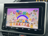 停車中には、TV放送をお楽しみいただけます。長距離移動や休憩時間など、様々なシーンで活用できる便利な機能です。ご家族でのドライブに最適です。
