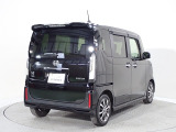 プライバシーガラスが装備されています。外を見るときには気にならずに、後方車両からは車内が見えにくい設計です、周りを気にせず、快適に運転できますよ。