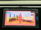 停車中には、テレビやビデオの視聴が可能です。長距離移動や休憩時間に、リラックスした時間を過ごせる便利な機能です。楽しいカーライフをサポートします。