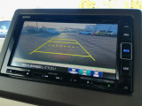 バック駐車が苦手な方や、初めてのお車で不安な方も安心。後方の映像をナビ画面に表示するため、周囲を確認しながらスムーズに駐車できます。
