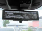 〔スマートルームミラー〕内蔵モニターにより後方の状況をクリアな画像で確認出来ます。夜間も勿論、くっきり!通常のルームミラーに切替も可能です。