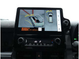 サイドクリアランスビュー表示中に、旋回時の運転操作に合わせて自動で車両を斜め後方から見たような映像を表示。