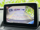 後方確認がスムーズに行えるリアカメラ付き。駐車時の不安を軽減し、安全な運転をアシストします。狭い場所でも安心です。