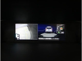 後退時には、リヤの4つのセンサーが障害物を検知し、必要に応じてブレーキが作動するよう設計されています。サイドビュー映像も表示され、周囲を確認しやすく、見えにくいガレージへの車庫入れも安心です。