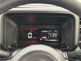 視認性の高いメーター類は、運転に必要な情報を的確に伝えます。運転に集中できる、シンプルで分かりやすいデザインです。