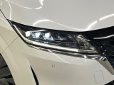 【LEDヘッドライト】悪天候や夜間走行時も良好な視界を確保し安心して運転できる高輝度LEDヘッドライトを装備!点灯速度が早く、消費電力も抑えられています。