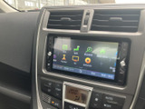 使いやすいインターフェースで、快適なドライブをサポート。CDやラジオ、Bluetooth接続など、多彩なソースを楽しめます。