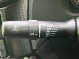 雨天時でもクリアな視界を確保するワイパーレバー。速度調整もスムーズに行え、運転の安全性を高めます。