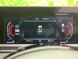 視認性の高いメーター類で、運転に必要な情報を的確に把握できます。運転に集中できる環境は、安全なドライブに繋がります。洗練されたデザインも魅力です。