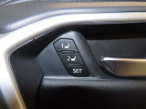 運転席は二人分のシートポジションを記憶します。