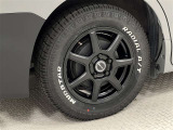 オーソドックスな5本スポークに195/65R15のオールテレインタイヤ!SUVのような頑丈なイメージにも貢献!