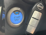 【インテリジェントキー】カバンやポケットに入れたままでもドアの施錠・解錠が可能なスマートキーを装備。エンジンのオン・オフ時もカギを取り出す必要が無いからとっても便利です♪