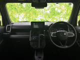 運転席からの視界は広く、運転に集中できます。シンプルなデザインながらも、操作しやすい配置で快適です。