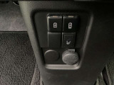 運転席にシートヒーターを装備。USB電源ソケットも装備しております。