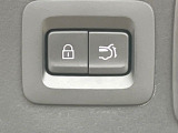 【パワーバックドア】スマートキーや運転席のボタンを押すだけでリアゲートが自動で開閉します!荷物を持っている時や、高い位置にあるバックドアを閉める際に便利な機能です♪