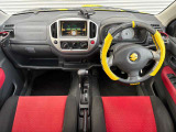 運転席廻りの画像です。操作スイッチ類もキレイな状態です。専門のスタッフが内外装を清掃・きめ細かい箇所までクリーニングしています