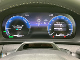 メーターは、運転に必要な情報を分かりやすく表示します。エコドライブからパワフルな走行まで、状況に合わせて表示が変化します。