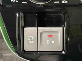 指先だけで簡単に操作が可能な電動パーキングブレーキを採用。「HOLD」スイッチを押すと、渋滞や信号待ちなどでブレーキペダルから足を離しても、ブレーキを保持するので安心です
