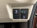 Hondaセンシング用の、VSA(ABS+TCS+横滑り抑制)解除と路外逸脱抑制機能のオンオフスイッチなどはハンドルの右側に装備しています。