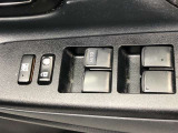 パワーウィンドのスイッチです。運転席に座りながら、助手席や後席の窓を開け閉めできるので大変便利ですよ。