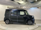 運転席側も電動スライドドアになってます。ショッピングなどでのお買い物時手がふさがっていてもドアに軽く触れるかリモコンで開閉できるので便利です!