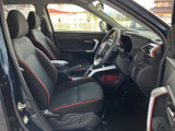 運転席からの視界は広く、運転操作もスムーズに行えます。シートの形状も工夫されており、快適なドライブをサポートします。