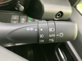 操作しやすい位置に配置されたレバーで、確実な合図を送れます。オート機能も搭載し、安全運転をサポートします。
