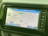 鮮明な地図表示で、運転中でも見やすいのが特徴です。目的地設定も簡単で、スムーズなカーナビゲーションをサポートします。道に迷う心配はありません。