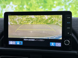 バック時の視認性を高め、狭い場所でも安全に駐車をサポート。ガイドライン表示で、距離感が掴みやすくなっています。