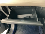 【グローブボックス】収納スペースが沢山あるので車内が散らからずに助かります。ちょっとした物を入れるのにいいですね♪