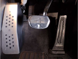 【ペダル】BMWはオルガン式アクセルペダルを採用しています。踏み込む足とペダルが同じ軌跡を描くため、かかとがずれにくく、アクセルコントロールがよりしやすくなるメリットがあります。