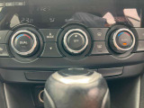 【快適オートエアコン】エアコンをAutoに設定すると、室内の温度を車両が判断します。ステアリングヒーターのON/OFFとシートヒーター3段階の暖かさを自動的に調節します。寒い季節にはうれしい装備です。