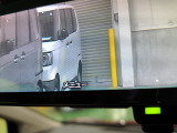モニターに後方の映像を映し出すことができます。