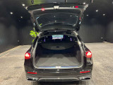 ゆったりとしたトランクルームでございます。たくさんのお荷物の車載が可能でございます。