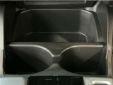 運転席と助手席の間にはドリンクホルダーが付いています。ちょうど手の届く所にありますので、とっても便利です♪